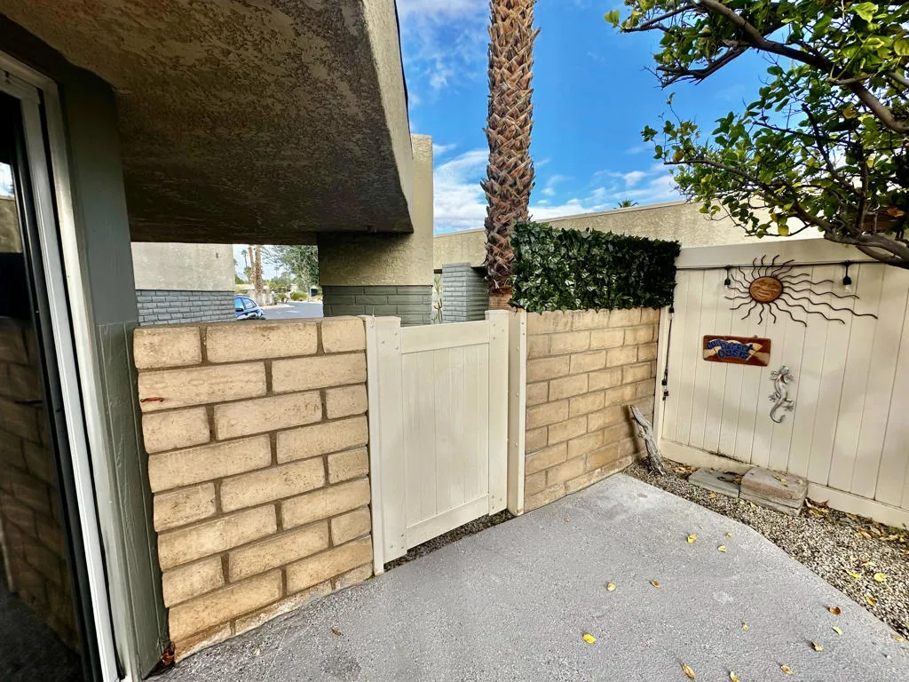 1679 Sunflower Court N, Palm Springs, California 92262 home-pic-37