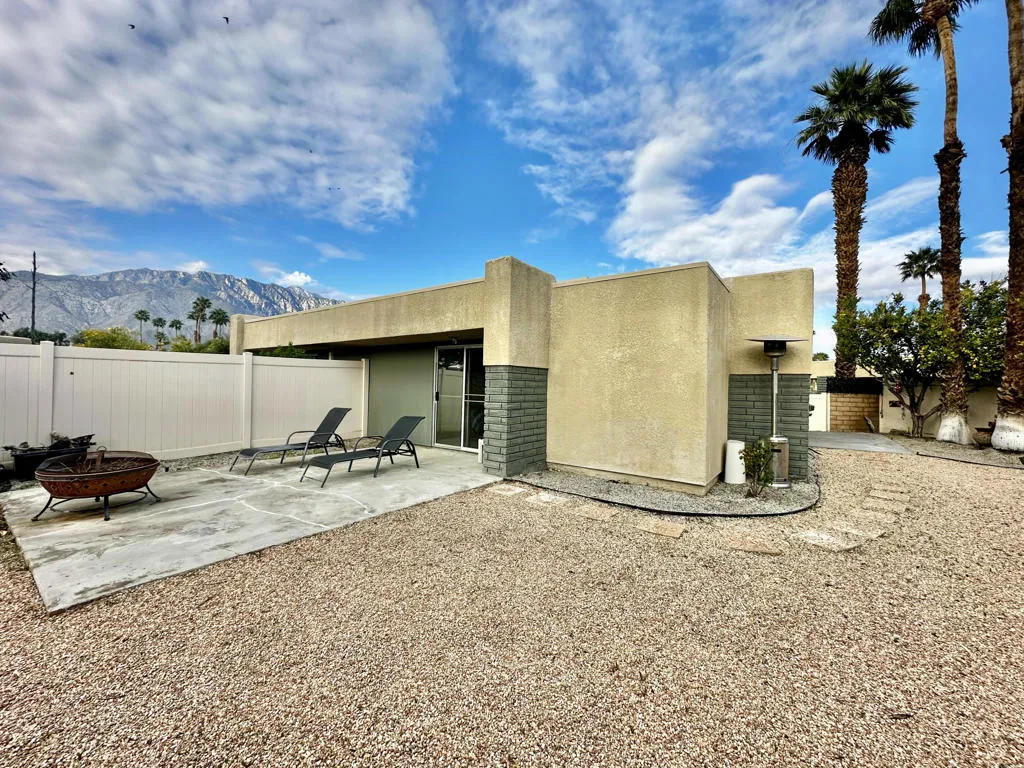 1679 Sunflower Court N, Palm Springs, California 92262 home-pic-45