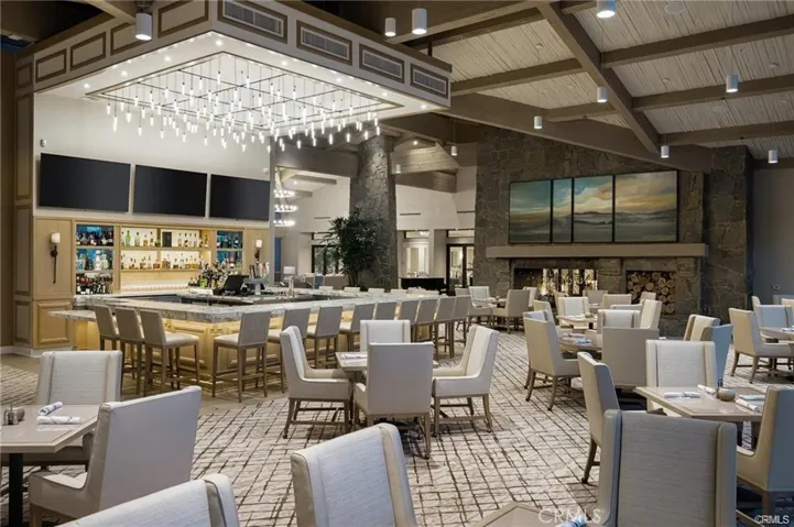 Restaurant & bar area at The Lakes CC