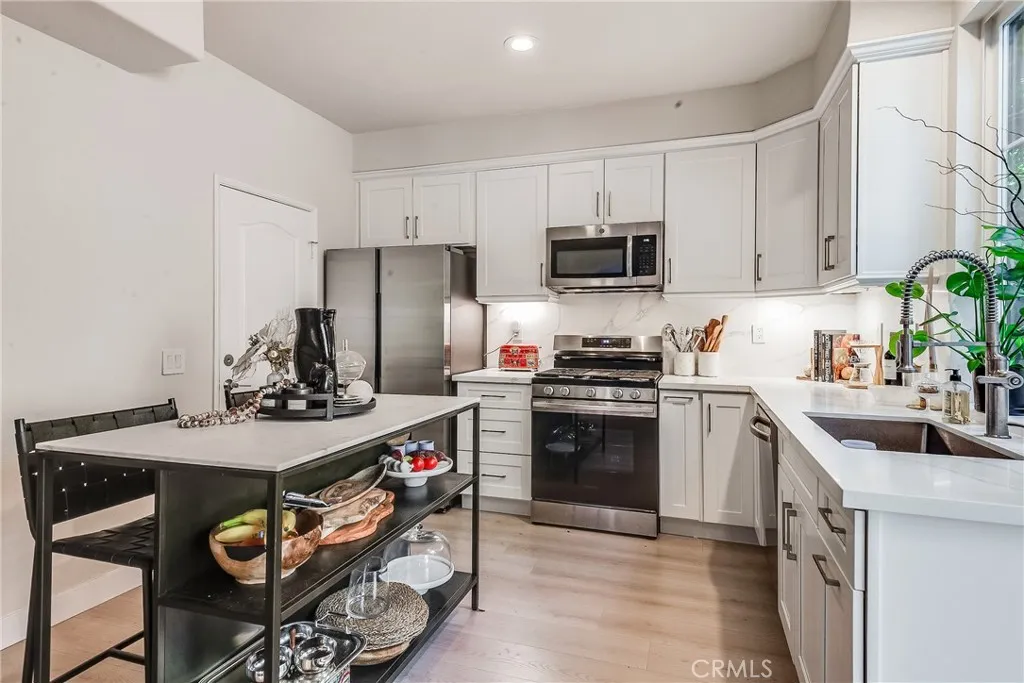 23301 Montecito, Valencia, California 91354 home-pic-10