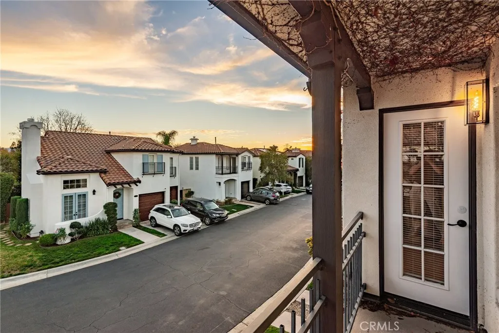 23301 Montecito, Valencia, California 91354 home-pic-24