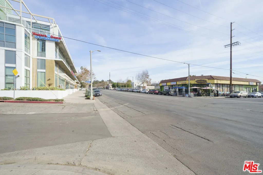 E. Broadway > Alhambra