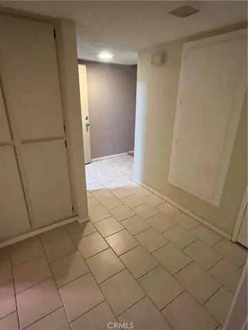 Unit B 1/1 hall