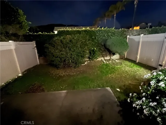 Unit B 1/1 fenced yard