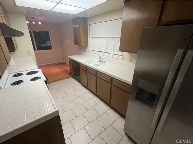 Unit B 1/1 kitchen