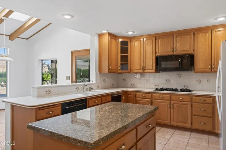 28-web-or-mls-UpmarketMedia_312R-086