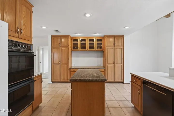 31-web-or-mls-UpmarketMedia_312R-096