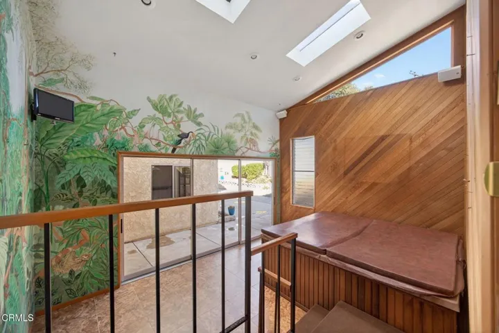 55-web-or-mls-UpmarketMedia_312R-167