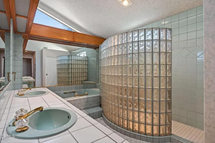 49-web-or-mls-UpmarketMedia_312R-148