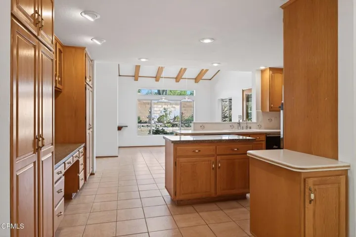 27-web-or-mls-UpmarketMedia_312R-082