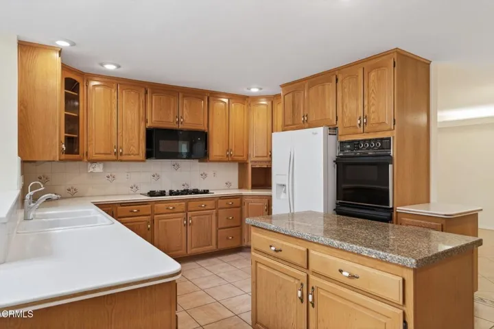 30-web-or-mls-UpmarketMedia_312R-092