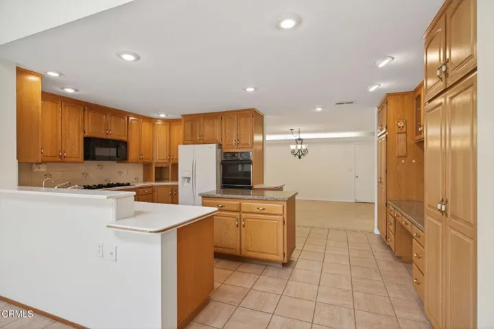 29-web-or-mls-UpmarketMedia_312R-088