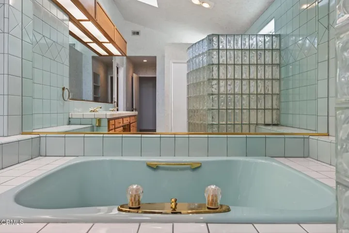 48-web-or-mls-UpmarketMedia_312R-146