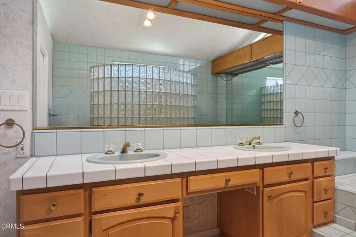 52-web-or-mls-UpmarketMedia_312R-157