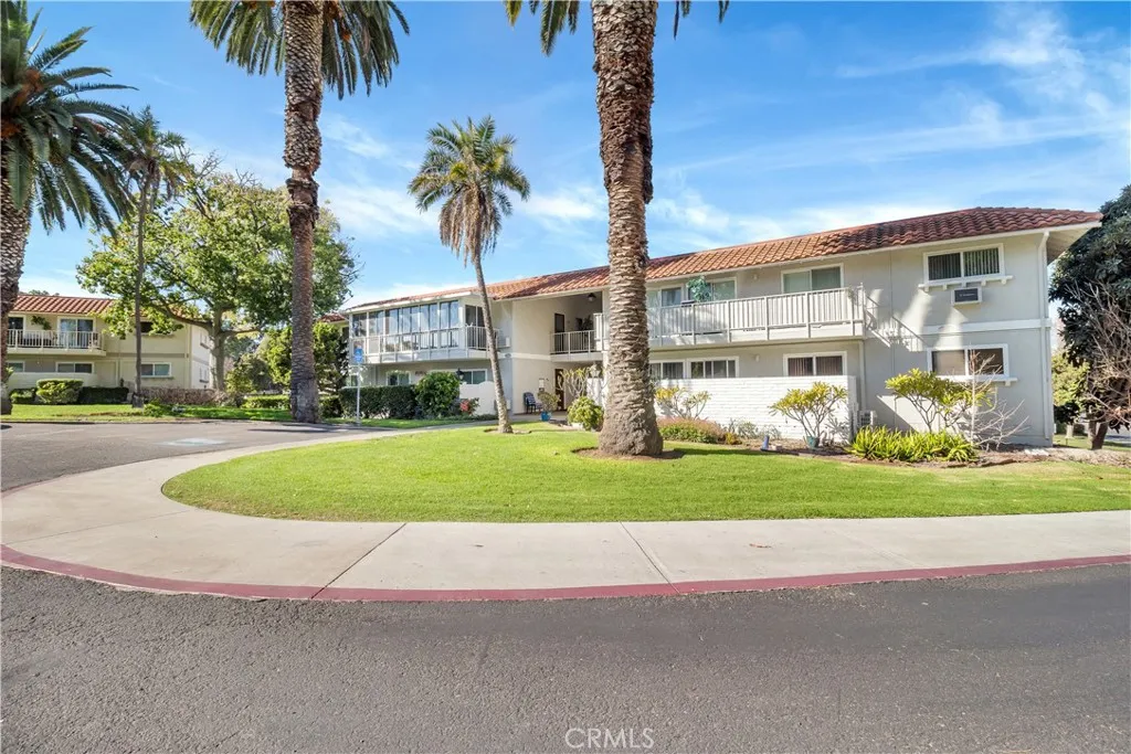957 Calle Aragon N, Laguna Woods, California 92637 home-pic-17