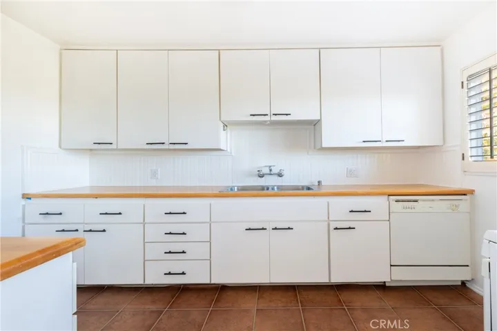 Bright, Spacious Kitchen!
