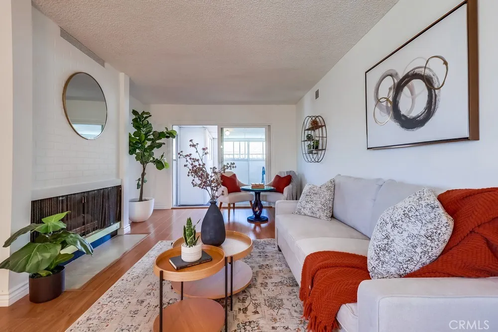 26832 Avenue Of The Oaks D, Newhall, California 91321 home-pic-3