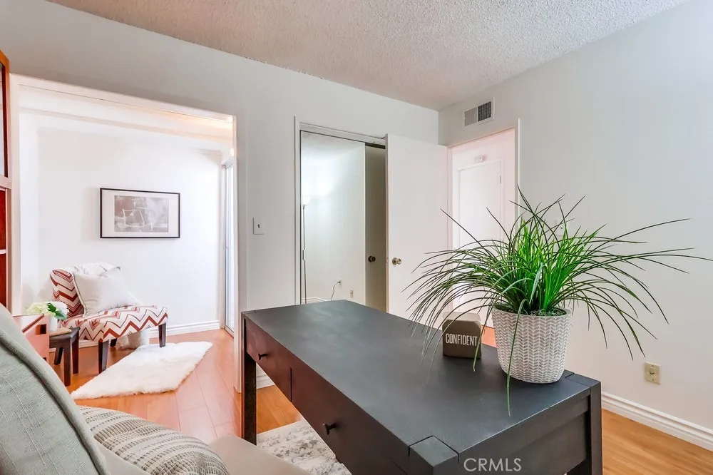 26832 Avenue Of The Oaks D, Newhall, California 91321 home-pic-16