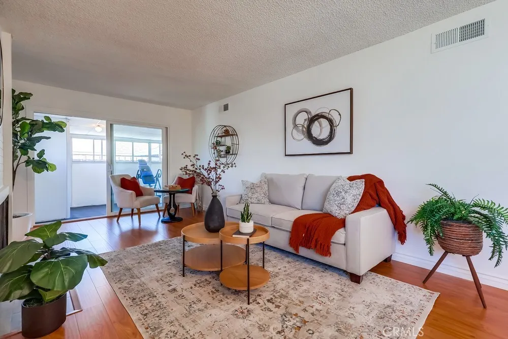 26832 Avenue Of The Oaks D, Newhall, California 91321 home-pic-1