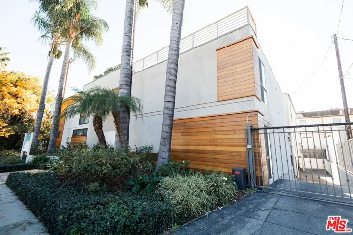 13558 Moorpark - 10u in Prime