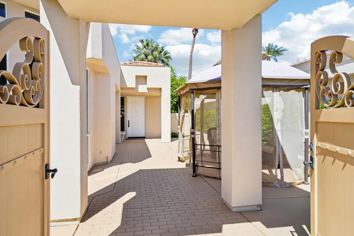 7-web-or-mls-St Andrews Ct-007