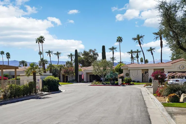 4-web-or-mls-St Andrews Ct-004