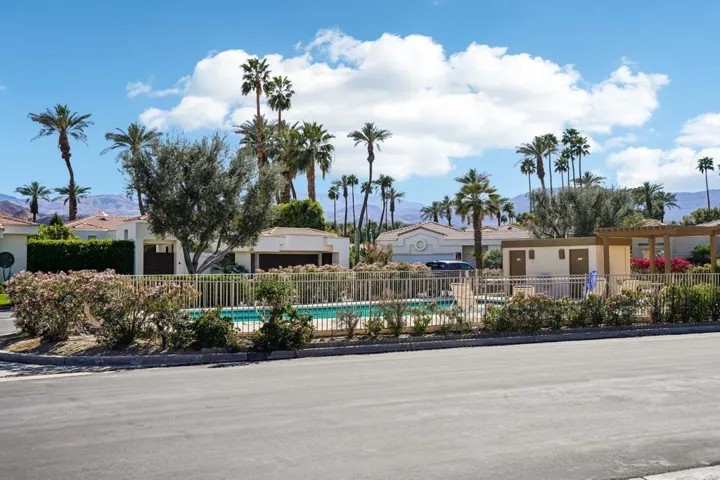 3-web-or-mls-St Andrews Ct-003
