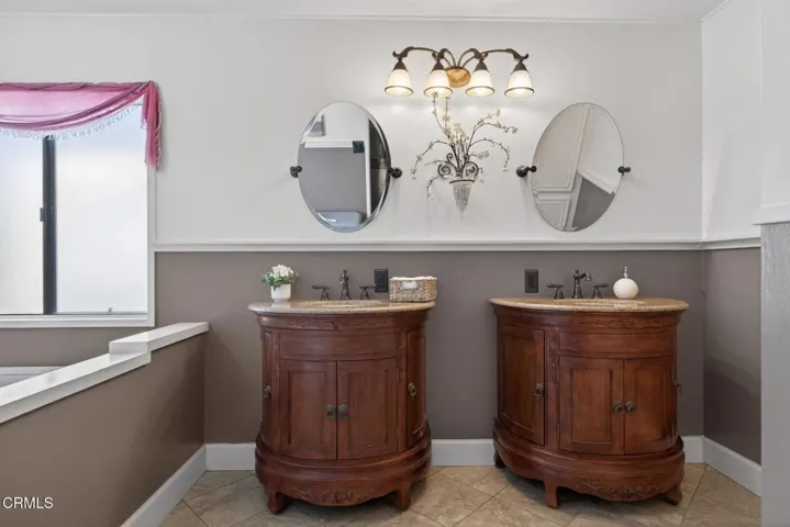 31-web-or-mls-UpmarketMedia-2485Eld-104