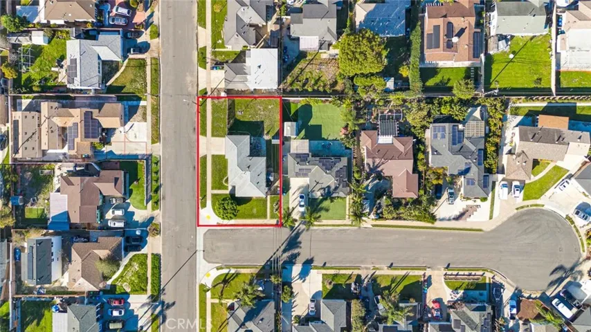 Welcome to your new home.... located on the corner of a cul-de-sac with so much space surrounding it! Imagine what you can do!