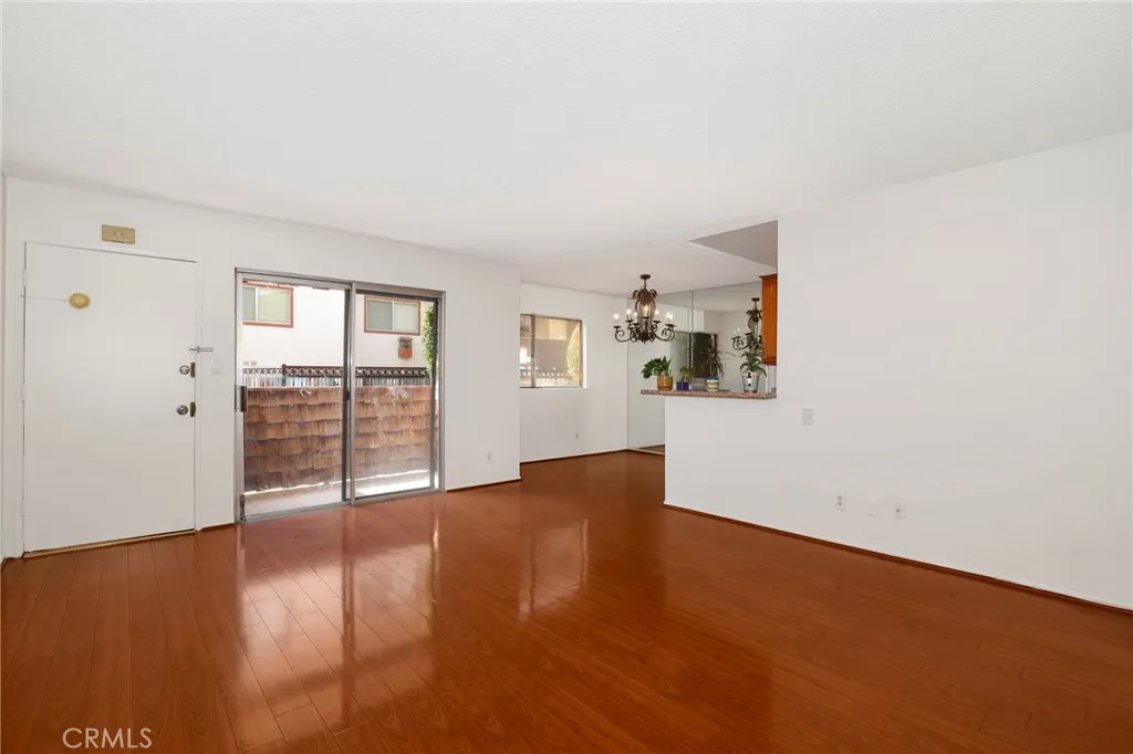 5403 Newcastle Avenue 28, Encino, California 91316 home-pic-3