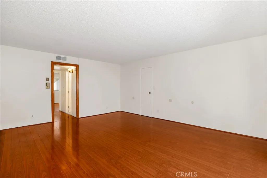5403 Newcastle Avenue 28, Encino, California 91316 home-pic-5