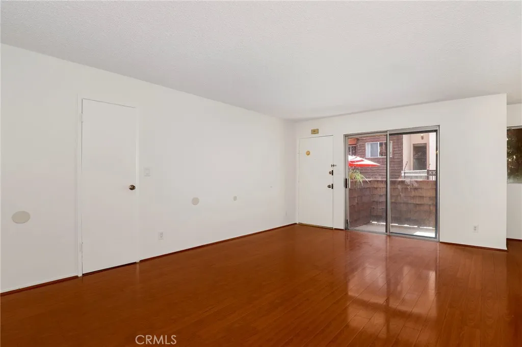 5403 Newcastle Avenue 28, Encino, California 91316 home-pic-4