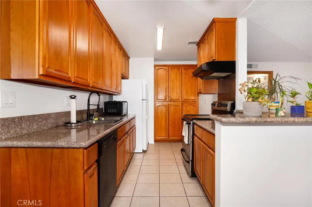 5403 Newcastle Avenue 28, Encino, California 91316 home-pic-8