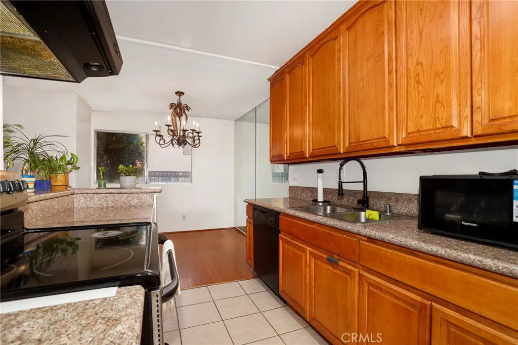 5403 Newcastle Avenue 28, Encino, California 91316 home-pic-9