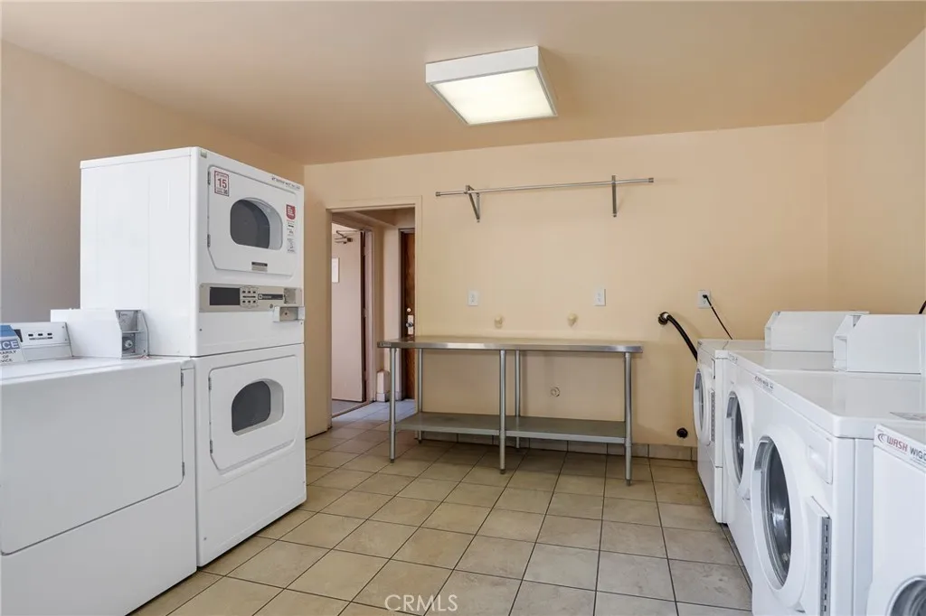 5403 Newcastle Avenue 28, Encino, California 91316 home-pic-24