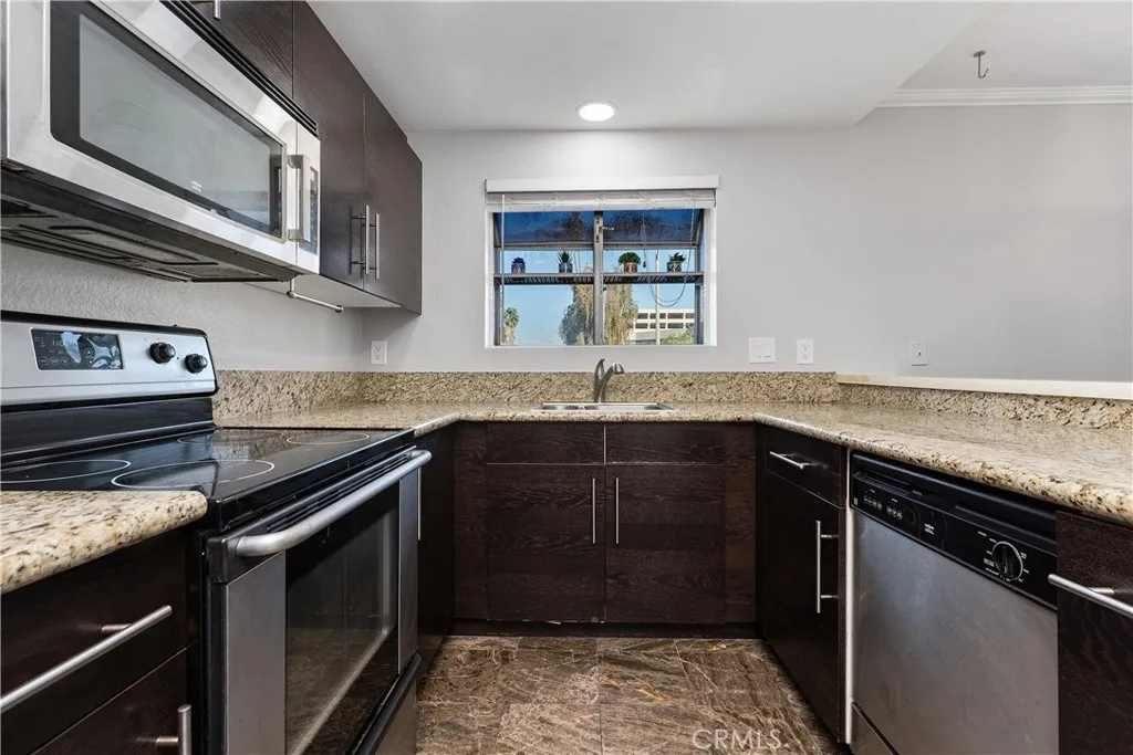 941 Elm 16, Long Beach, California 90813 home-pic-14