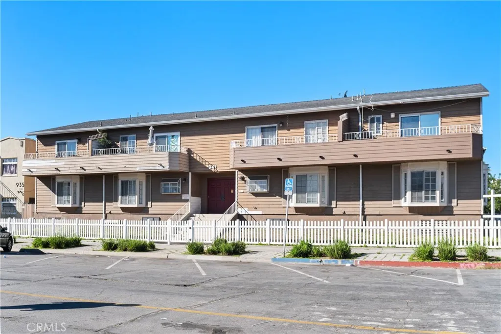 941 Elm 16, Long Beach, California 90813 home-pic-1