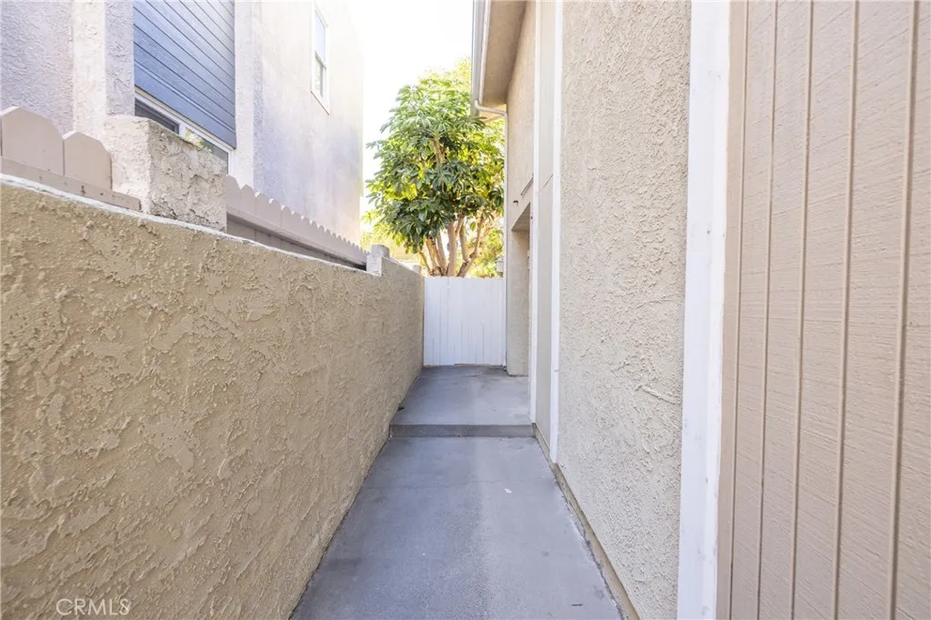 107 S Helberta Avenue 4, Redondo Beach, California 90277 home-pic-43