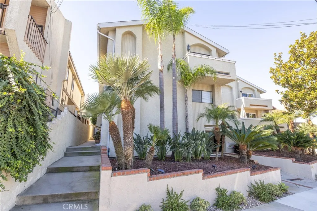 107 S Helberta Avenue 4, Redondo Beach, California 90277 home-pic-1