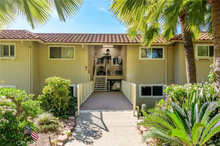 2139 Unit B Lower unit with 8 steps to door.