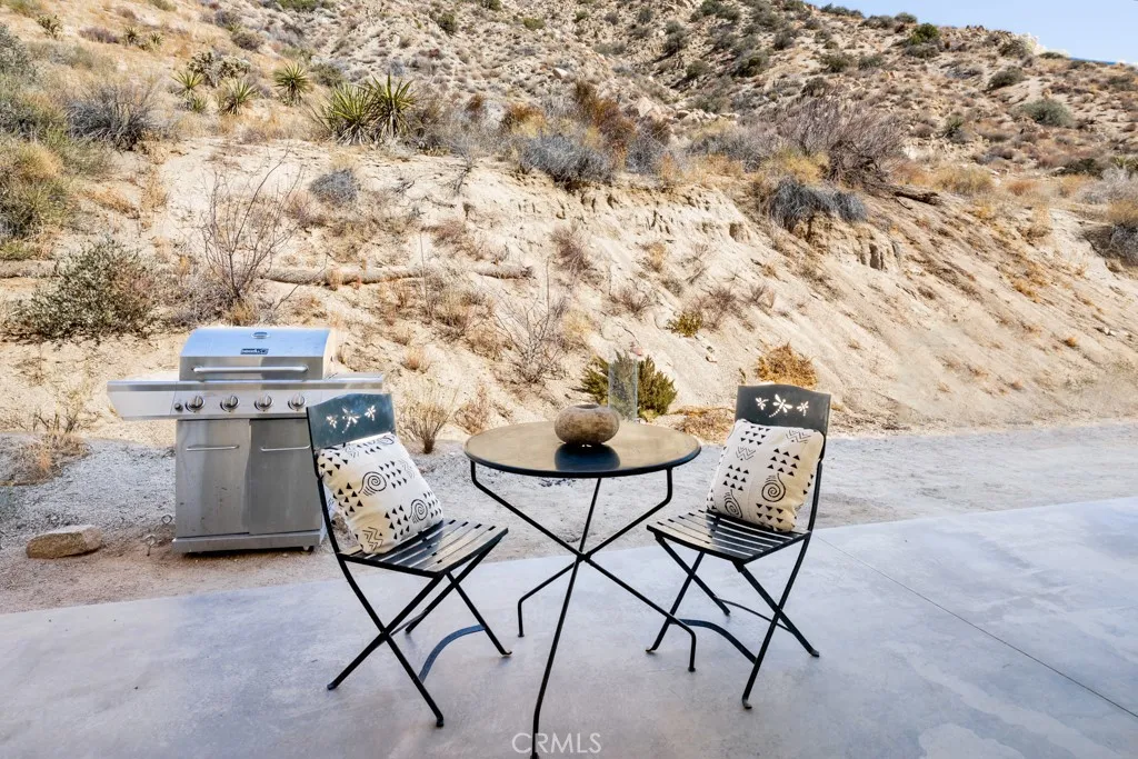 6595 Pioneertown, Yucca Valley, California 92284 home-pic-23