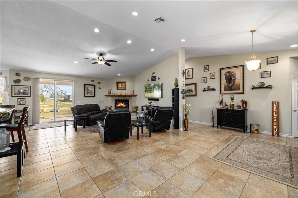 8346 W Avenue D4, Lancaster, California 93536 home-pic-9