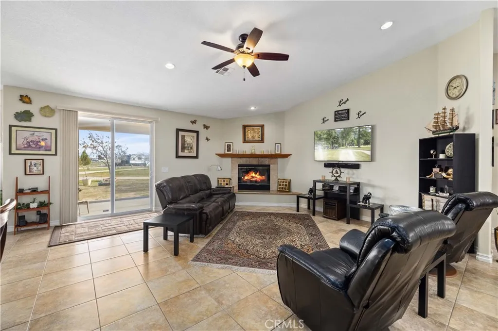 8346 W Avenue D4, Lancaster, California 93536 home-pic-4