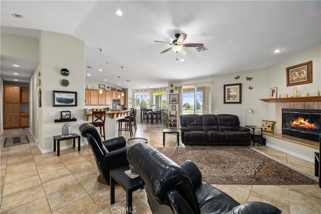 8346 W Avenue D4, Lancaster, California 93536 home-pic-5