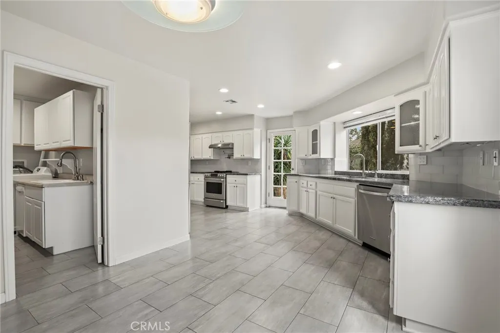 272 Manzanita, Thousand Oaks, California 91361 home-pic-16