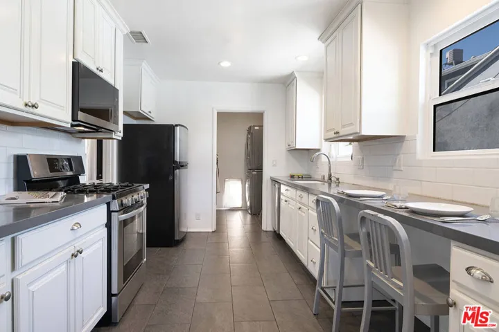 KITCHEN / LUNDRY AREA