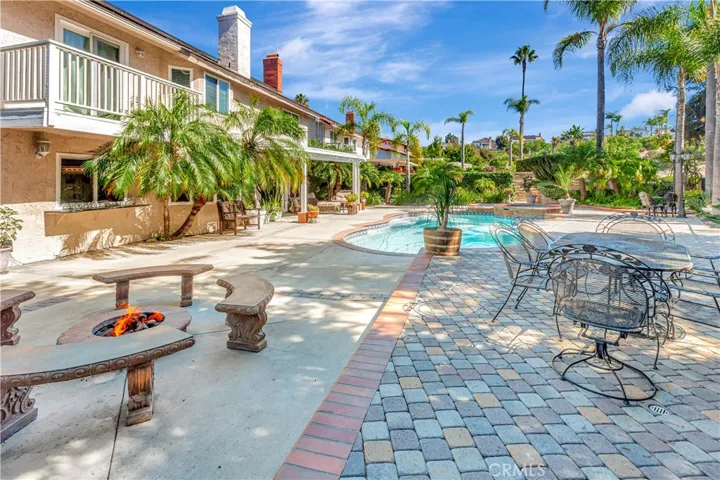 Private backyard w/beautiful pavements