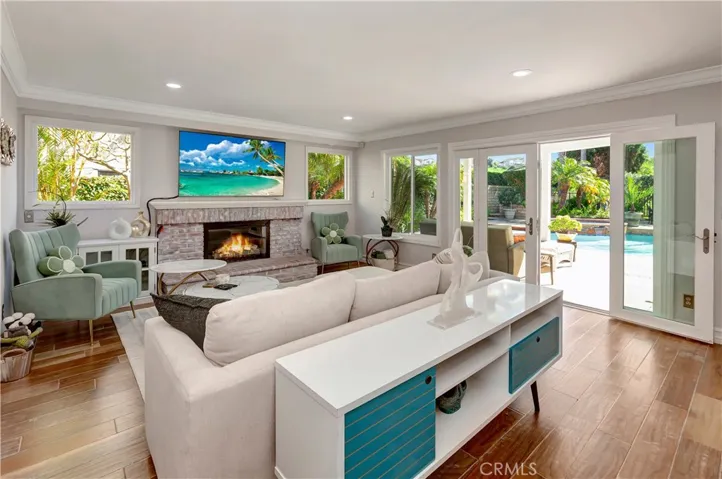 Elegant spacious family room w/sliding doors to backyard.