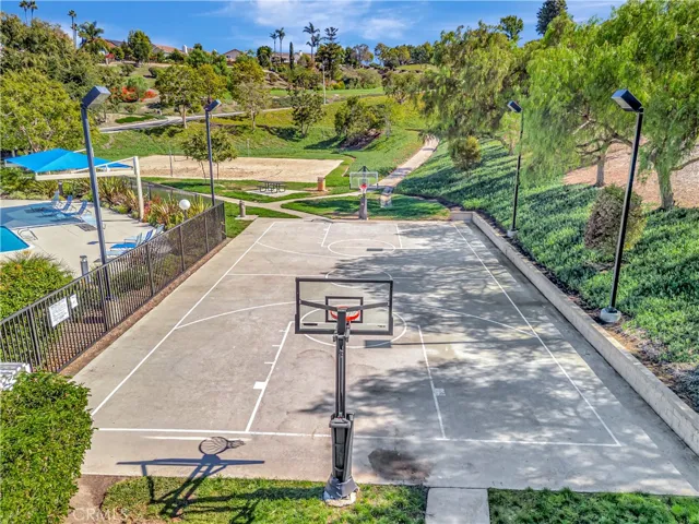 Kite Hill amenities Basketball courts