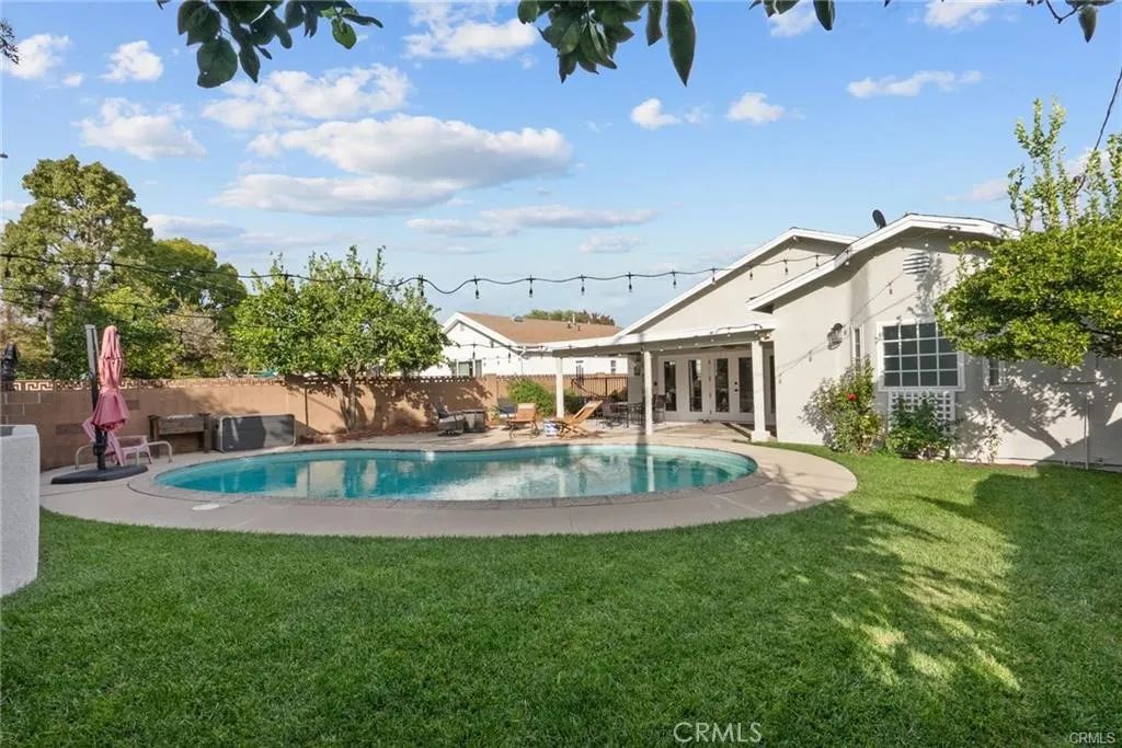 1903 N Screenland, Burbank, California 91505 home-pic-1
